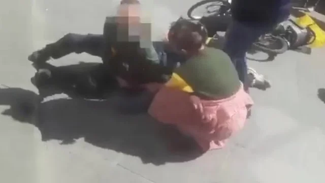 Firenze, ambulante senegalese arrestato e immobilizzato: il video diffuso sul web. E scoppia la polemica