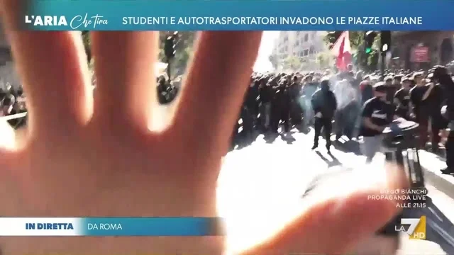 Durante le proteste alcuni manifestanti cercano di abbassare le telecamere di La7, Antonello Caporale: "Vedo 30 incappucciati"