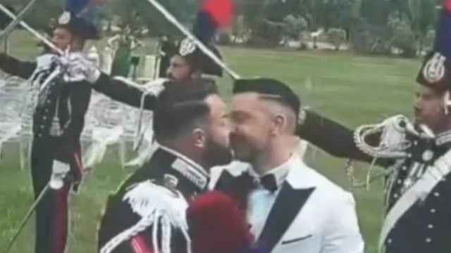 Nozze gay, carabiniere sposa il compagno in uniforme: il video