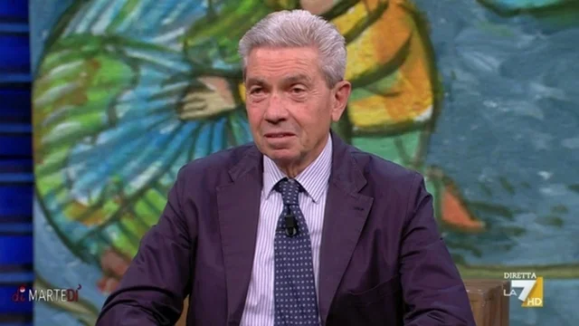 Padellaro: “Meloni non ama le domande dei giornalisti, ama i microfoni però”