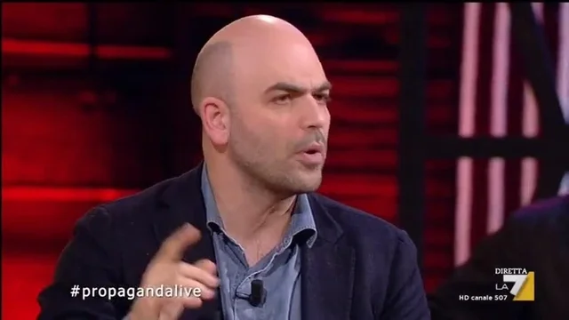 Roberto Saviano: 'La divisa che Salvini indossa è pericolosissima'
