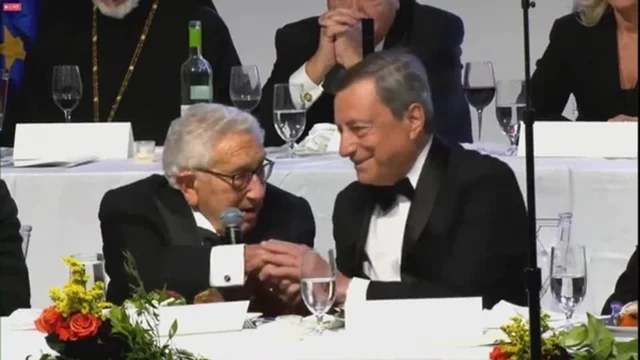 La stretta di mano tra Kissinger e Draghi: la frase dell'ex segretario di Stato...