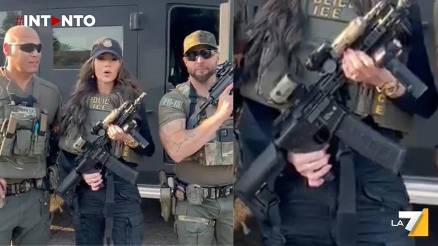 Kristi Noem impugna pericolosamente un fucile verso gli agenti di frontiera