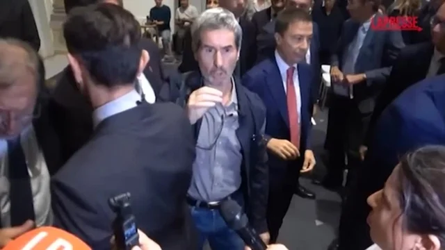 Contestazione durante la presentazione del libro di Bocchino, il battibecco con l'ex senatore Gramazio: "Sei un povero deficiente"
