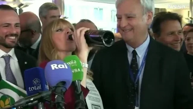Alessandra Mussolini: "Mi attacco alla bottiglia". E Rinaldi approva: "Brava"