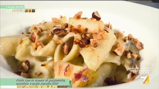 Pasta con crema al gorgonzola, purè di mela e nocciole