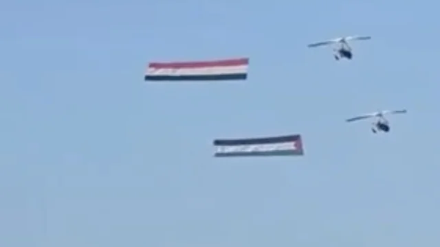 A Sharm el-Sheikh celebrato il cessate il fuoco: aerei egiziani con le bandiere di Egitto e Palestina