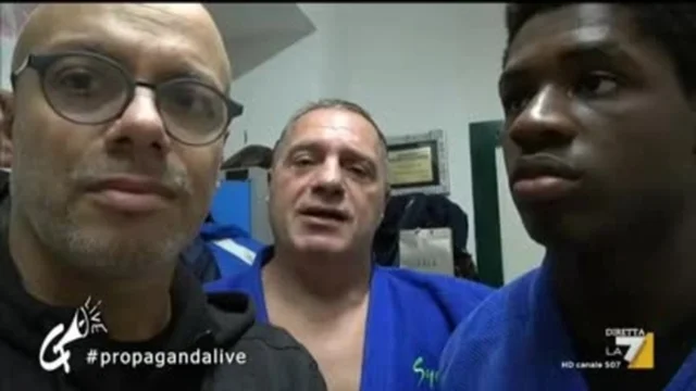 Diego Bianchi a lezione nella storica palestra dei Maddaloni a Scampia
