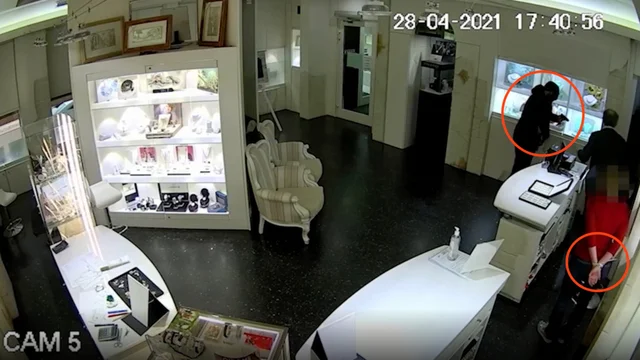 Uccise due rapinatori, il video della reazione del gioielliere: le immagini drammatiche