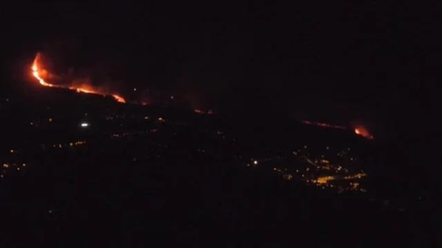 Canarie, la lava del vulcano Cumbre Vieja raggiunge l'oceano: le immagini