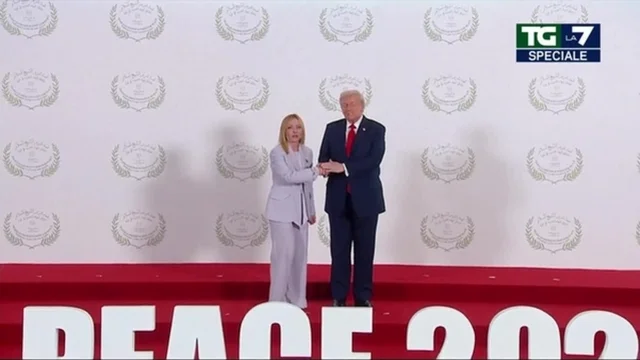 Summit per la pace di Sharm el Sheikh: Trump accarezza la mano di Meloni sul palco