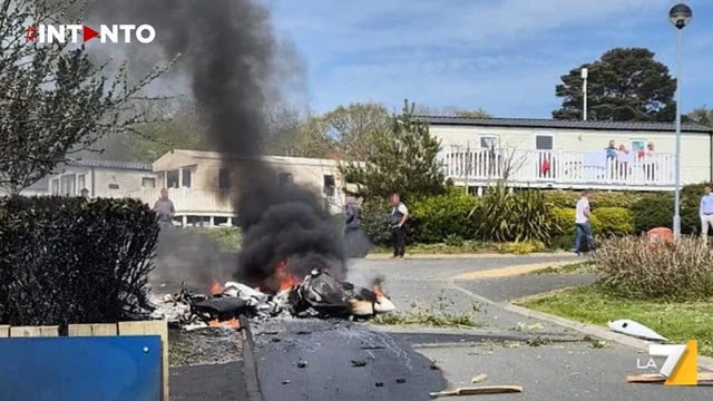 Aereo leggero si schianta sulle strade da Bembridge, Regno Unito: salvi i due a bordo