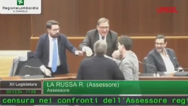 Regione Lombardia, rissa sfiorata tra La Russa e Majorino: caos e spintoni in aula