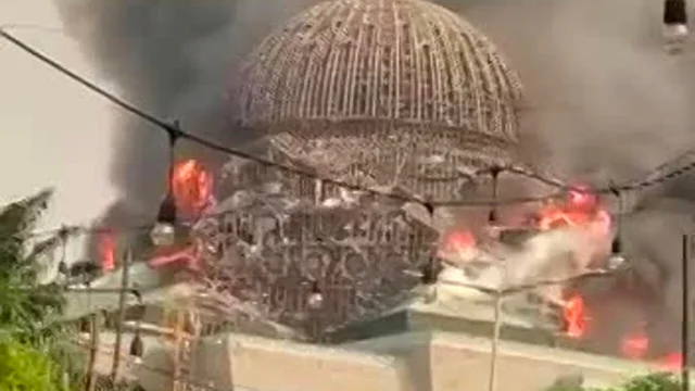 Jakarta, spaventoso incendio distrugge la cupola della moschea: le immagini sono impressionanti