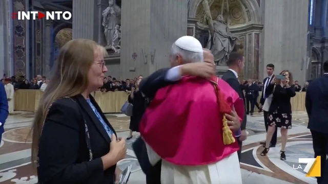 Papa Leone XIV rompe il protocollo e abbraccia il fratello maggiore Louis dopo la Messa inaugurale