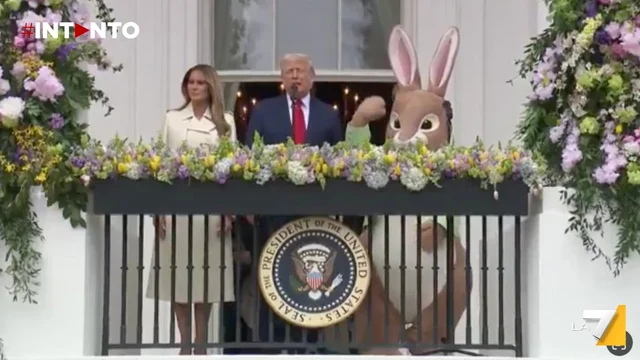 Trump ricorda Papa Francesco dal balcone della Casa Bianca, al suo fianco una mascotte vestita da coniglio