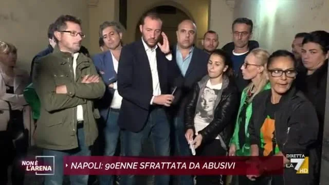 Napoli, la denuncia di Borrelli: "è un palazzo pubblico e sembra un suk, lo Stato dovrebbe impedire l'illegalità"