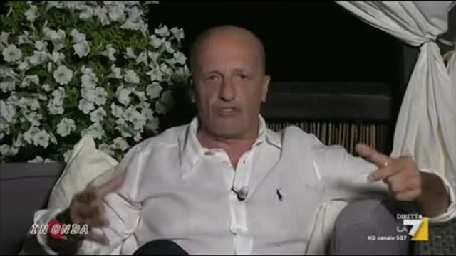 Scontro De Filippi vs Sallusti sulle Ong: 'Non facciamo politica, salviamo vite'