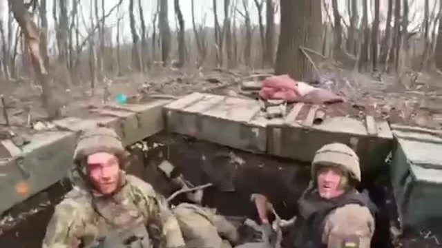 Gli ucraini si arrendono ma i militari russi li uccidono: il video shock