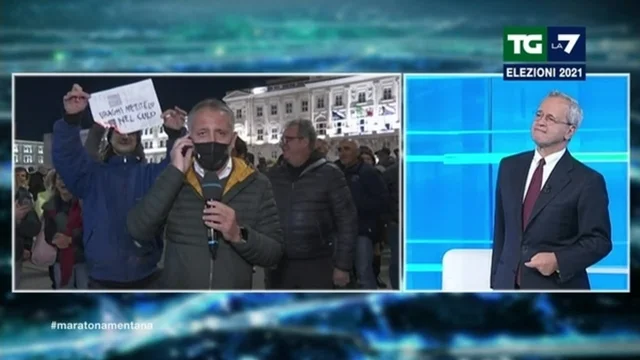 Trieste, si bruciano cartelli contro il premier Draghi. Mentana: "Gruppo di accademici della Crusca"