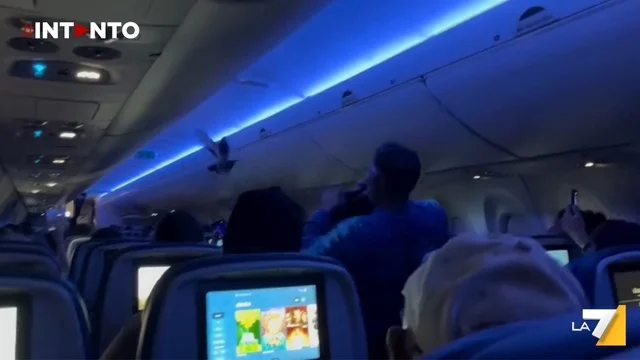 Due piccioni nella cabina di un aereo Delta: caos a bordo