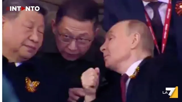 Putin e Xi chiacchierano durante la parata del Giorno della Vittoria a Mosca