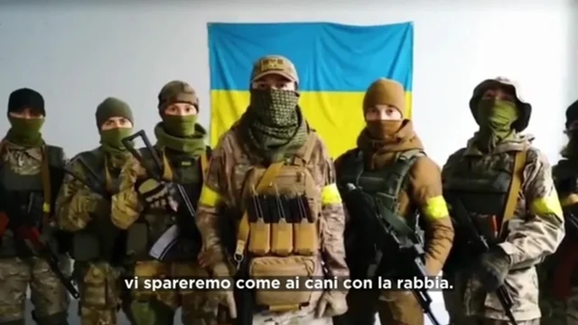"Gloria all'Ucraina, morte ai nemici!" Donne arruolate nell'esercito ucraino giurano di combattere i russi