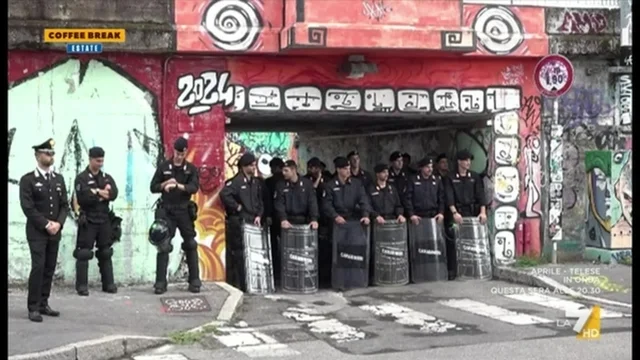 Leoncavallo, lo storico centro sociale di Milano sgomberato da Piantedosi