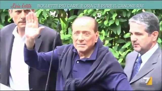 Berlusconi esce dall'ospedale: '5 Stelle al governo con riforme Renzi'