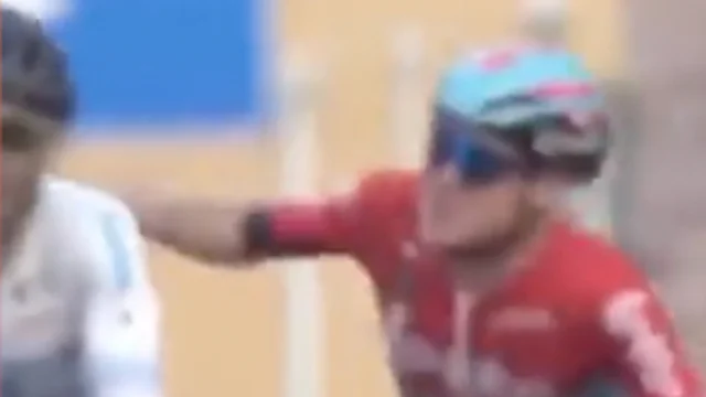 Japan Cup, Van Gils colpisce alla nuca il collega in corsa: le immagini incredibili