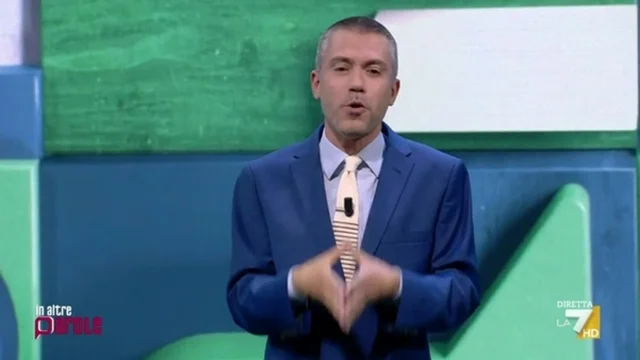 Iva sugli assorbenti, l'ironia di Saverio Raimondo: “Ti girano anche le palle”