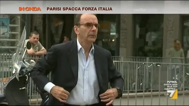 Parisi spacca Forza Italia