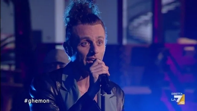 Ghemon canta 'Voglio restare solo' di The Showmen
