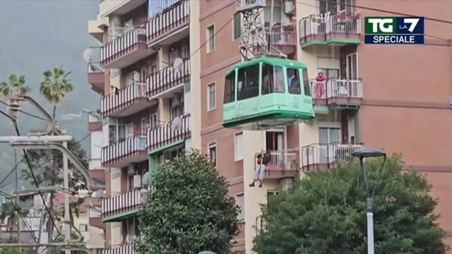 Funivia del Faito, i passeggeri sospesi in aria: il video del salvataggio