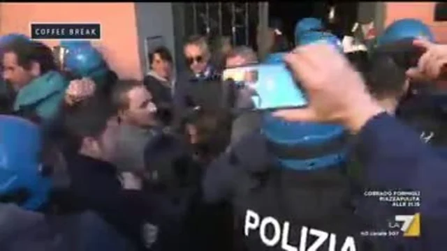 Le proteste a Casal Bruciato contro la mamma Rom al grido di 'Ti stupro, tr...a!'