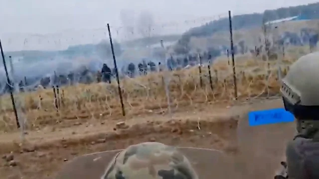 Polonia, gas lacrimogeni e idranti contro i migranti al confine con la Bielorussia