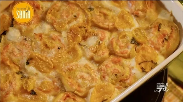 Roselline di pasta con salmone e pomodorini