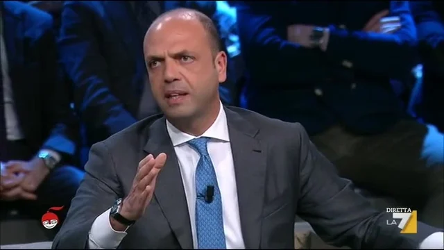 Alfano: bisogna fermare i barconi prima che partano