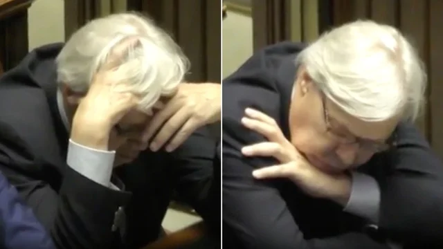 Vittorio Sgarbi crolla dal sonno durante i funerali di Napolitano