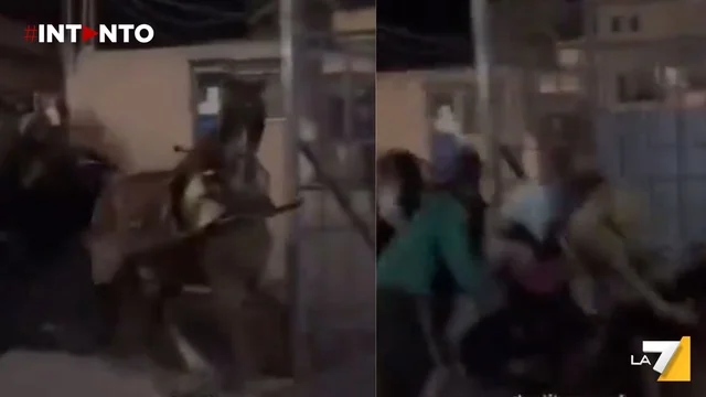 Caos a Gaza: civili in fuga dagli attacchi aerei