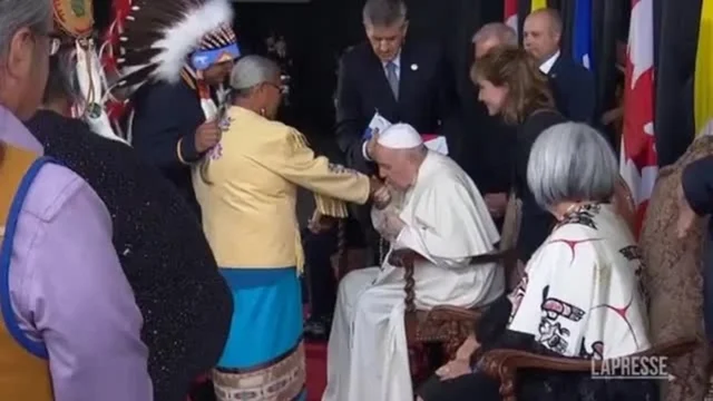 Papa Francesco bacia la mano a una donna indigena