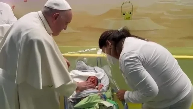 Papa Francesco battezza un neonato al Gemelli: il video
