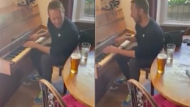 Coldplay, Chris Martin suona e canta 'A Sky Full of Stars' in un pub per i futuri sposi
