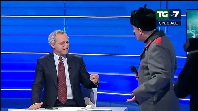 Invasione di Enrico Lucci 'guardia rossa' da Enrico Mentana: 'Dategli pure il microfono...'