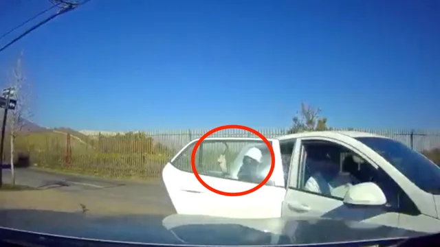 Tentativo di rapina in macchina: l'incredibile reazione dell'automobilista