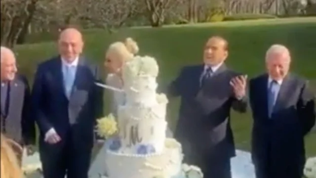 Silvio Berlusconi e le nozze simboliche con Marta Fascina. Poi il siparietto con Sgarbi: "Vittorio, fuori dalle p***e"
