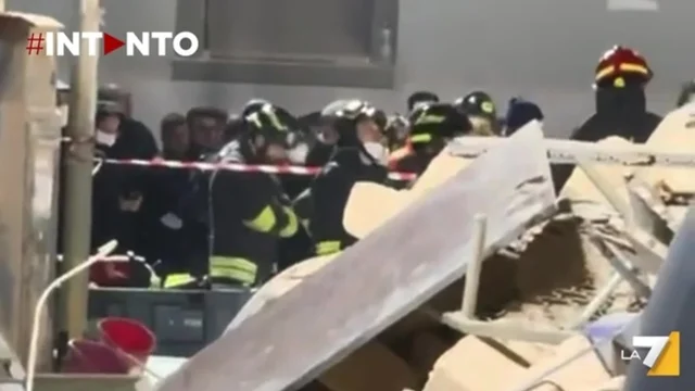 Bari, crolla una palazzina: ancora dispersa una 72enne, proseguono le ricerche
