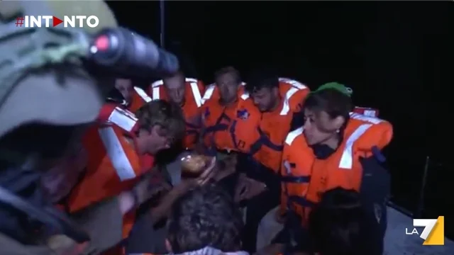 I passeggeri della barca della Freedom Flotilla sono stati soccorsi, il commento di Israele: “Lo spettacolo è finito”