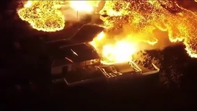 Canarie, eruzione del vulcano Cumbre Vieja: le immagini impressionanti della lava che scioglie le case