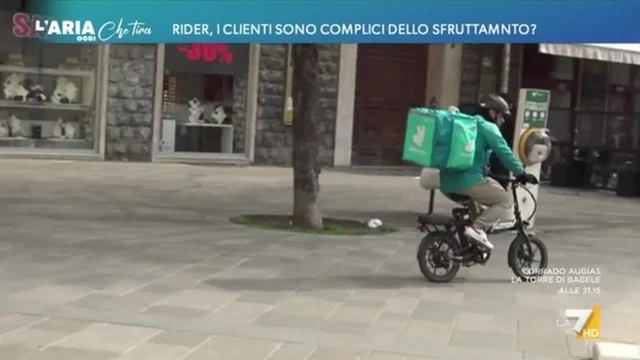 Rider, i clienti sono complici dello sfruttamento?